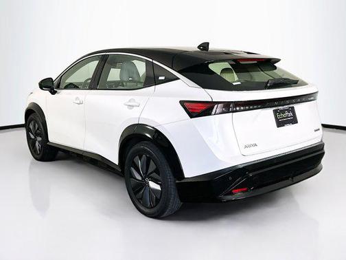 Everest White Pearl Tricoat/Black Diamond Pearl 2023 Nissan ARIYA ENGAGE