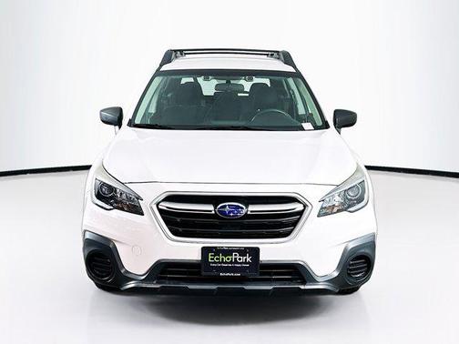 Crystal White Pearl 2019 Subaru Outback 2.5i