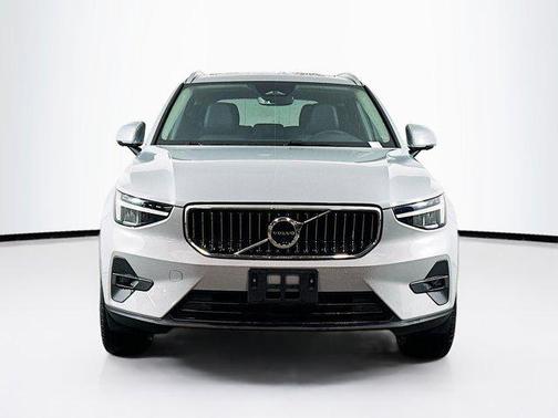 2025 Volvo XC40 B5 Plus Bright Theme