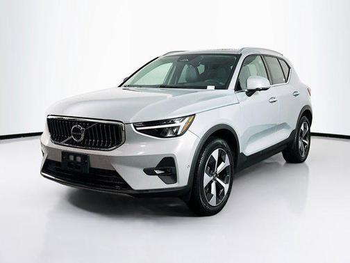 2025 Volvo XC40 B5 Plus Bright Theme