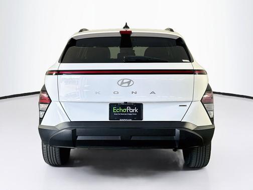 Atlas White 2025 Hyundai KONA SEL