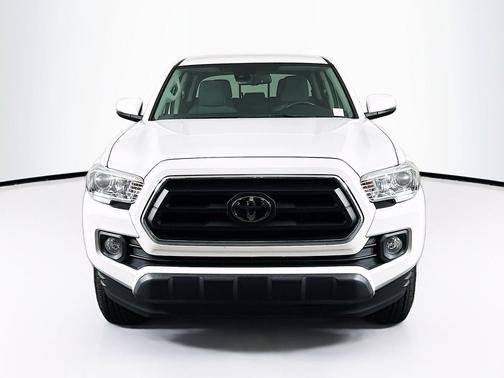 White 2022 Toyota Tacoma SR5