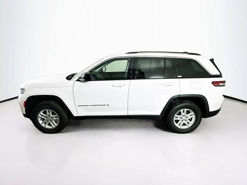 Bright White Clearcoat 2023 Jeep Grand Cherokee Laredo