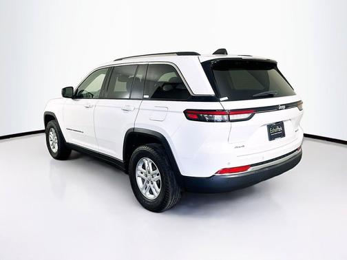 Bright White Clearcoat 2023 Jeep Grand Cherokee Laredo
