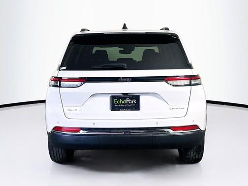Bright White Clearcoat 2023 Jeep Grand Cherokee Laredo