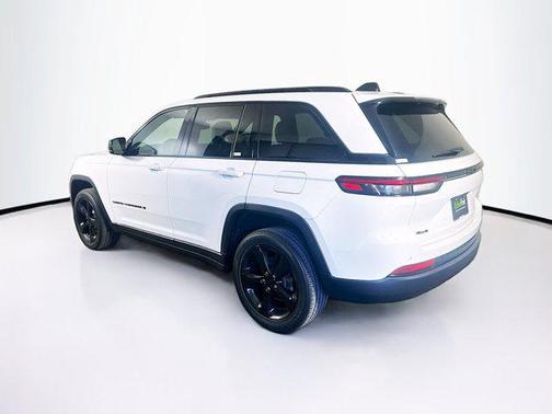 Bright White Clearcoat 2023 Jeep Grand Cherokee Altitude
