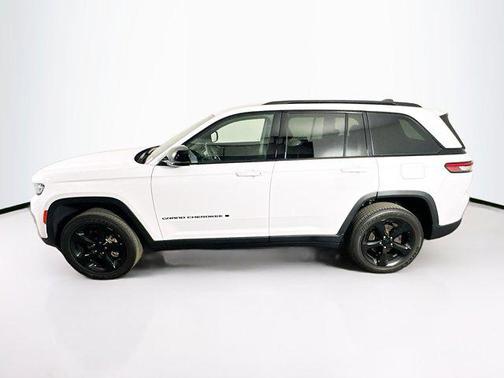 Bright White Clearcoat 2023 Jeep Grand Cherokee Altitude