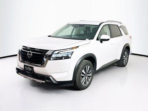 Everest White Pearl Tricoat 2025 Nissan Pathfinder SL FWD