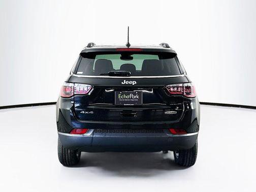 Diamond Black Crystal Pearlcoat 2022 Jeep Compass Latitude Lux