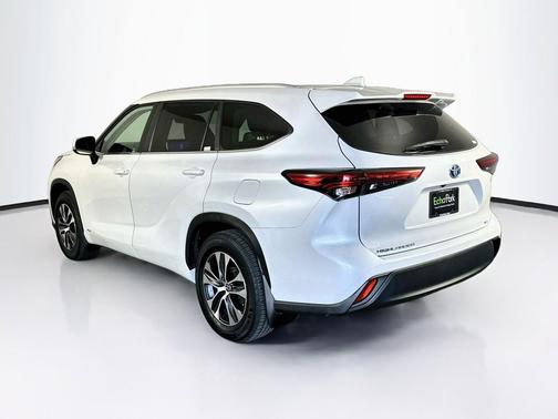 Wind Chill Pearl 2023 Toyota Highlander Hybrid XLE