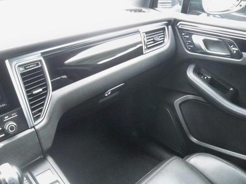 2018 Porsche Macan Base (PDK)