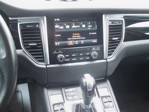 2018 Porsche Macan Base (PDK)