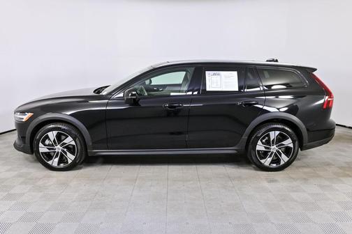 2025 Volvo V60 Cross Country Plus, B5 AWD Gas (mild hybrid)