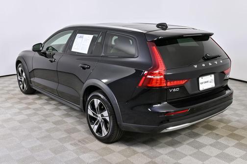 2025 Volvo V60 Cross Country Plus, B5 AWD Gas (mild hybrid)