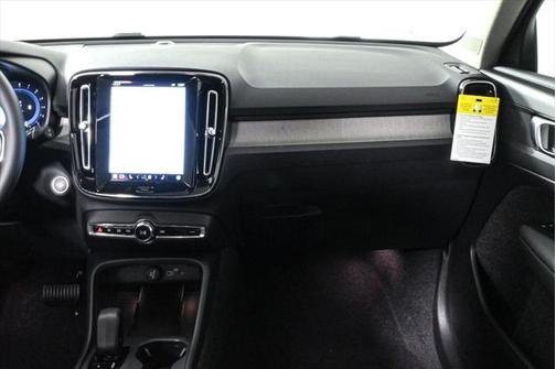 2025 Volvo XC40 B5 Core Bright Theme
