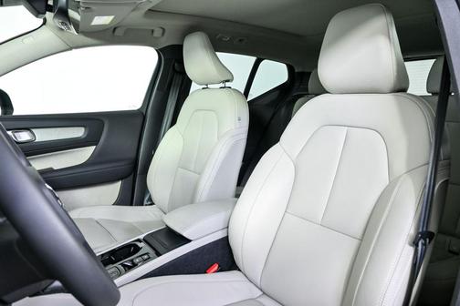 2024 Volvo XC40 B5 Plus Dark Theme