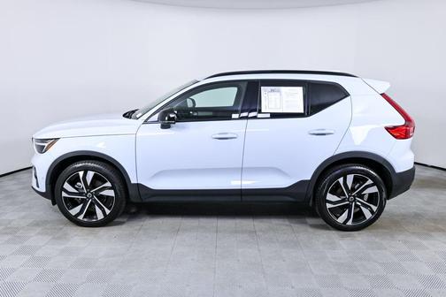 2024 Volvo XC40 B5 Plus Dark Theme