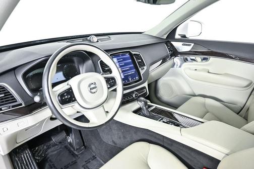 Crystal White Pearl 2017 Volvo XC90 T6 Momentum