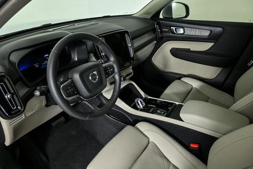 2024 Volvo XC40 B5 Ultimate Bright Theme
