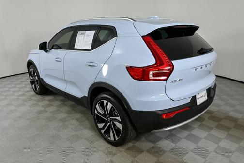 2024 Volvo XC40 B5 Ultimate Bright Theme