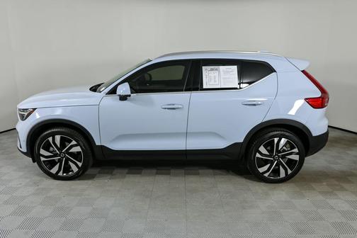 2024 Volvo XC40 B5 Ultimate Bright Theme