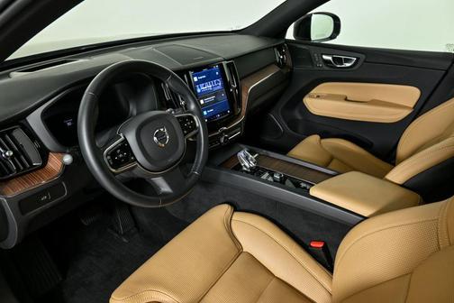2023 Volvo XC60 B5 Ultimate Bright Theme