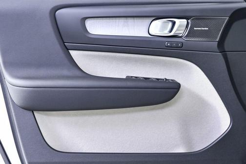 2026 Volvo XC40 Ultra, B5 AWD Gas (mild hybrid), Dark