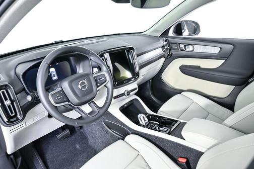 2026 Volvo XC40 Ultra, B5 AWD Gas (mild hybrid), Dark