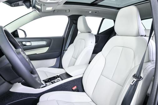 2026 Volvo XC40 Ultra, B5 AWD Gas (mild hybrid), Dark