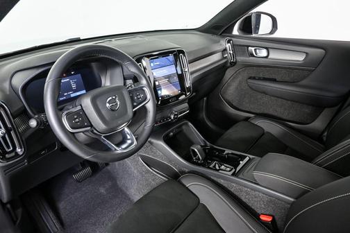 2025 Volvo XC40 B5 Plus Dark Theme