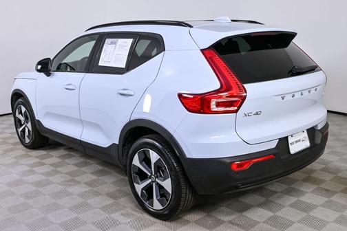2025 Volvo XC40 B5 Plus Dark Theme