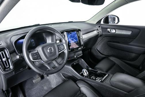 Onyx Black Metallic 2025 Volvo XC40 B5 Plus Dark Theme