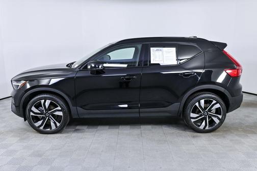 Onyx Black Metallic 2025 Volvo XC40 B5 Plus Dark Theme
