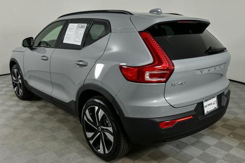 2025 Volvo XC40 B5 Plus Dark Theme