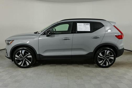 2025 Volvo XC40 B5 Plus Dark Theme