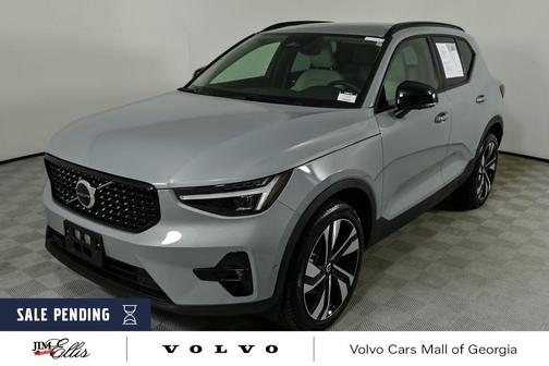 2025 Volvo XC40 B5 Plus Dark Theme