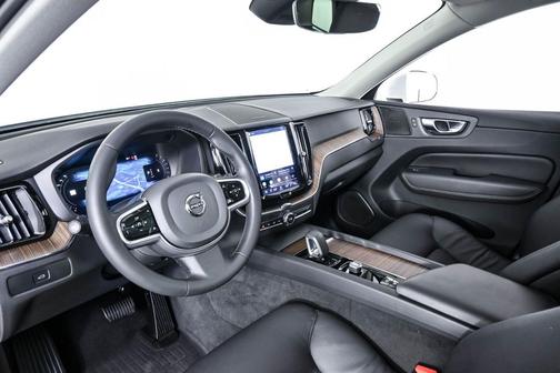 Crystal White Metallic 2023 Volvo XC60 B5 Plus Bright Theme