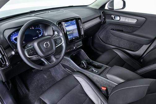 2025 Volvo XC40 B5 Core Bright Theme