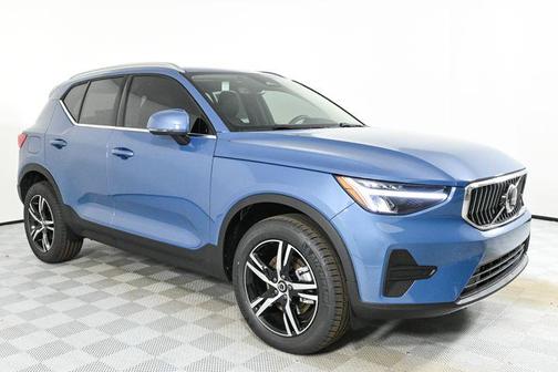 2025 Volvo XC40 B5 Core Bright Theme