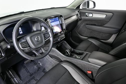 2025 Volvo XC40 B5 Core Bright Theme