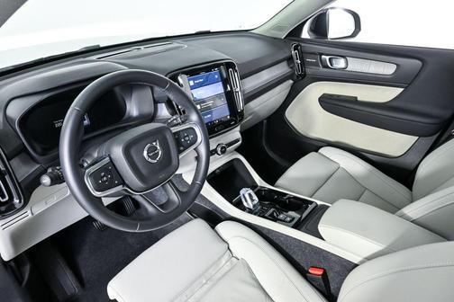 2025 Volvo XC40 B5 Plus Dark Theme