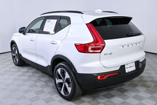 2025 Volvo XC40 B5 Plus Dark Theme