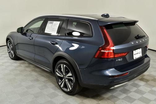 2025 Volvo V60 Cross Country B5 Plus
