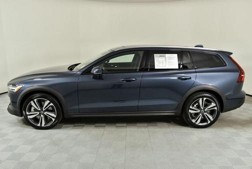 2025 Volvo V60 Cross Country B5 Plus
