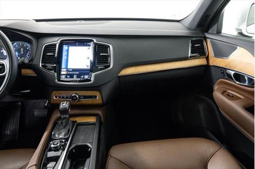 2022 Volvo XC90 T6 Momentum