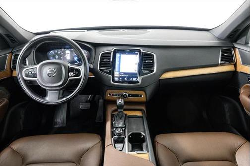 2022 Volvo XC90 T6 Momentum