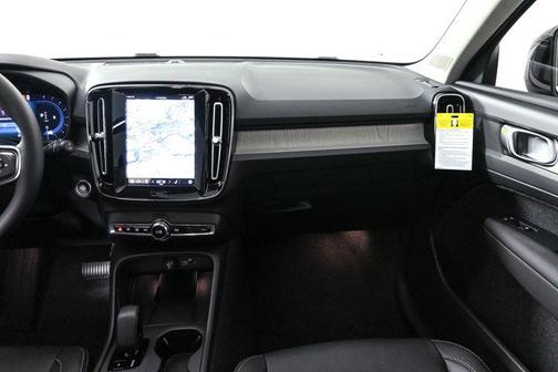 2025 Volvo XC40 Core Bright Theme