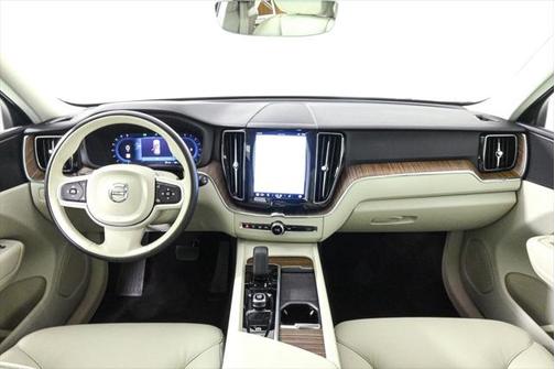 2022 Volvo XC60 B5 Momentum