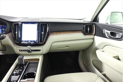 2022 Volvo XC60 B5 Momentum