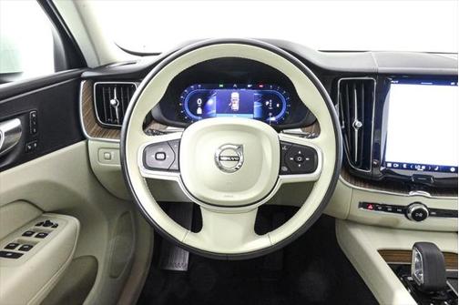 2022 Volvo XC60 B5 Momentum